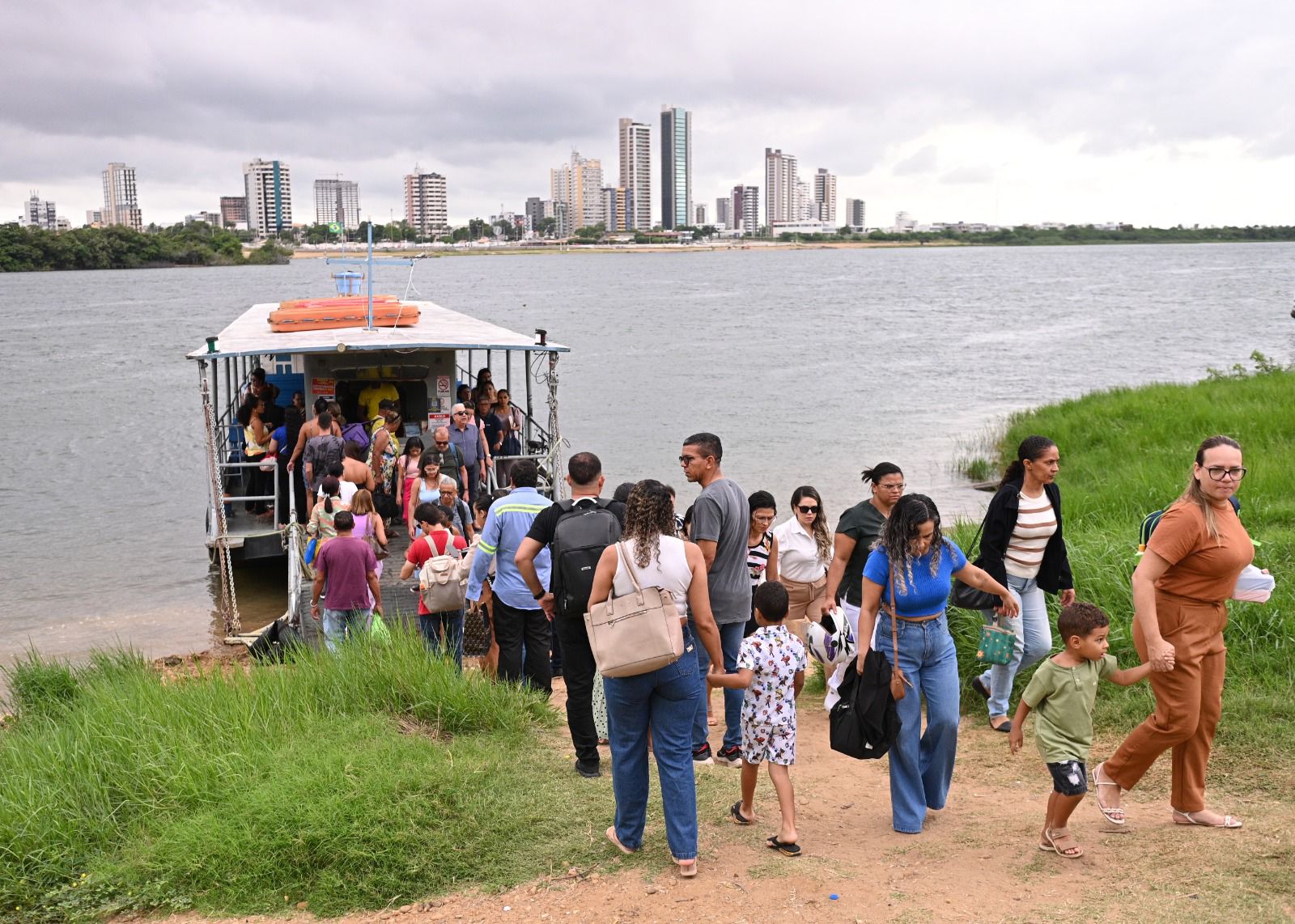 Com interdição na Ponte Presidente Dutra, movimento nas barquinhas cresce e oferta de embarcações é ampliada