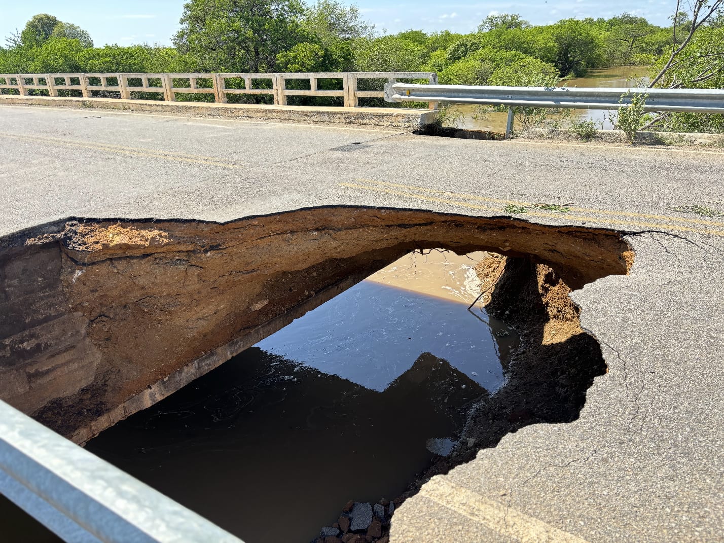 Prefeitura de Juazeiro monitora trecho da BA-210 que rompeu nesta sexta-feira (31)