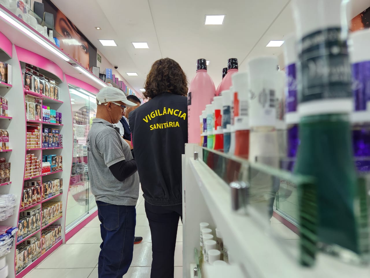 Procon e Vigilância Sanitária fiscalizam lojas de cosméticos em Juazeiro