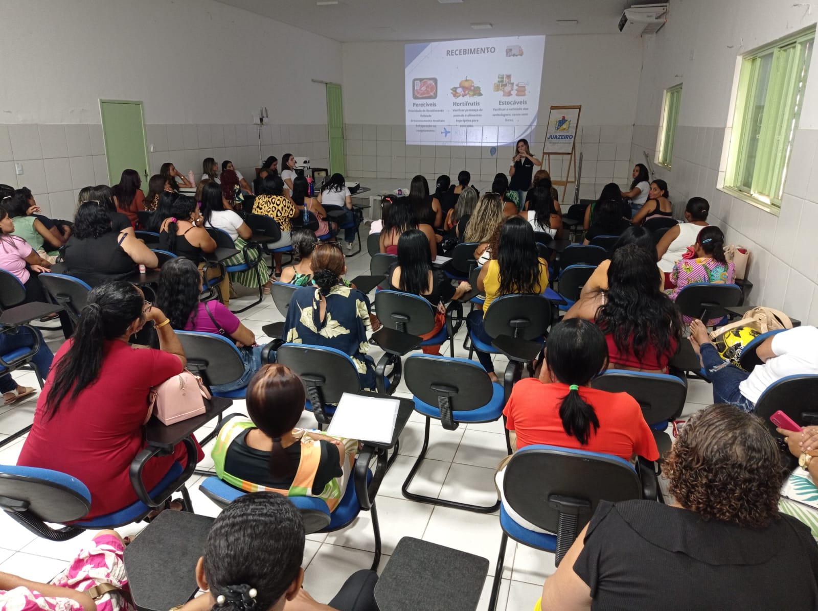 Merendeiras da rede municipal de ensino de Juazeiro passam por formação sobre boas práticas na manipulação de alimentos