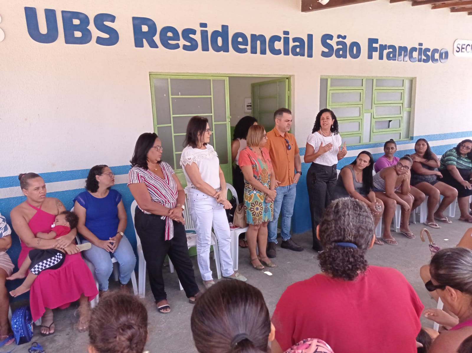Moradores do Residencial São Francisco recebem a visita da equipe da Secretaria de Educação de Juazeiro