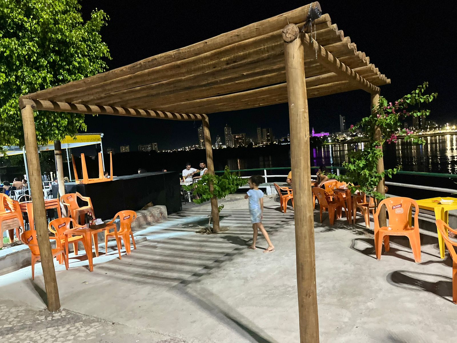 Fiscalização notifica bares e restaurantes de Juazeiro por uso irregular de calçadas e falta de alvará