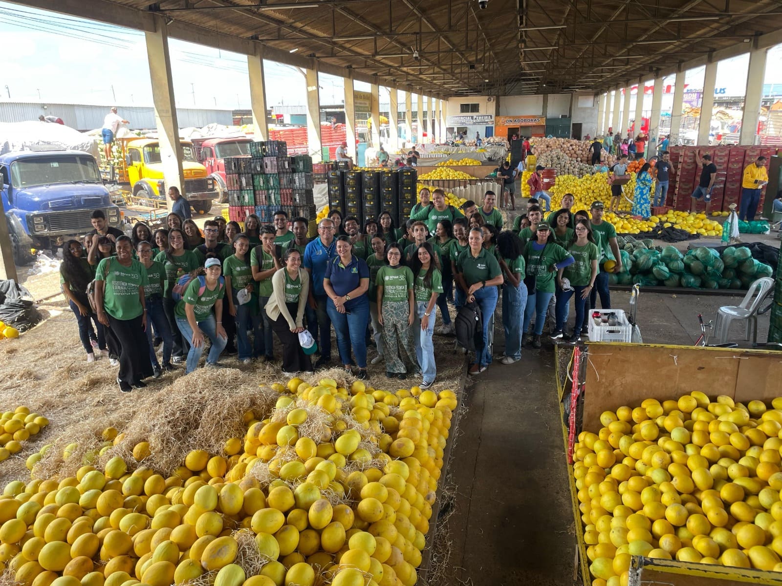 Mercado do Produtor de Juazeiro recebe visita de alunos do Centro de Excelência em Fruticultura do SENAR