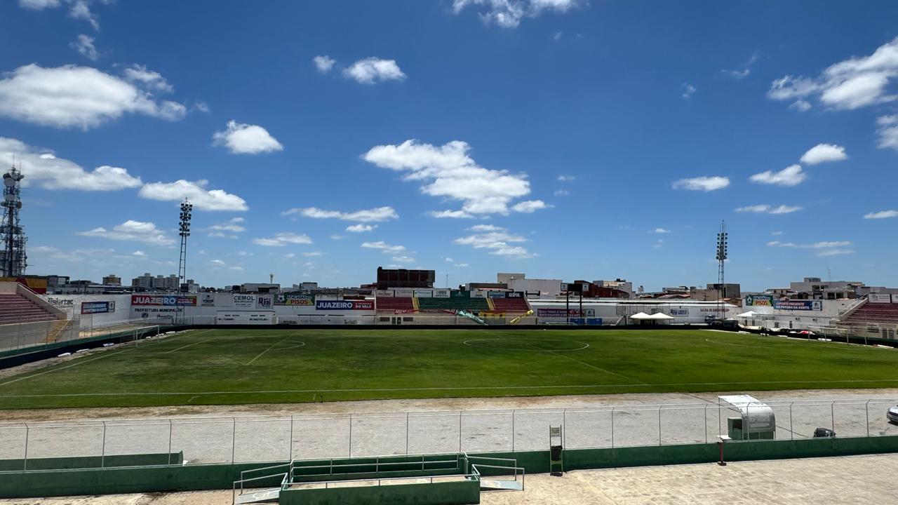 Reforma do Adauto Moraes: equipe técnica visita o estádio para planejar melhorias para o local