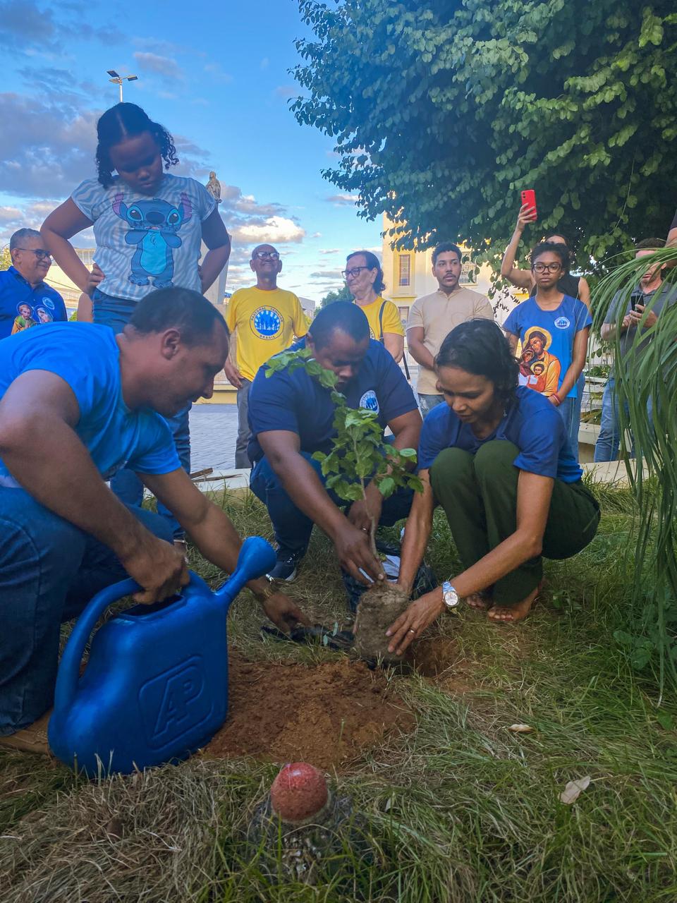 Sema faz plantio de árvore em ação educativa com Diocese