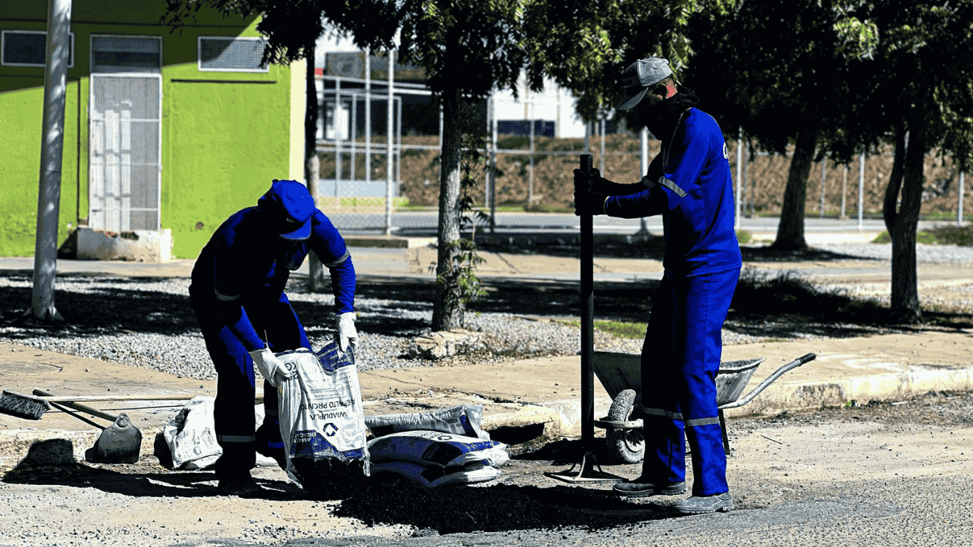 Prefeitura de Juazeiro intensifica limpeza urbana e beneficia diversos bairros com ações em ruas, canais e pavimentação, nesta terça-feira (18)