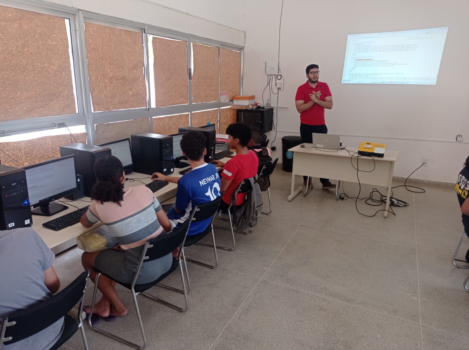 Na era digital: Jovens de Juazeiro aprendem a criar sites e aplicativos em curso oferecido pela Prefeitura Municipal