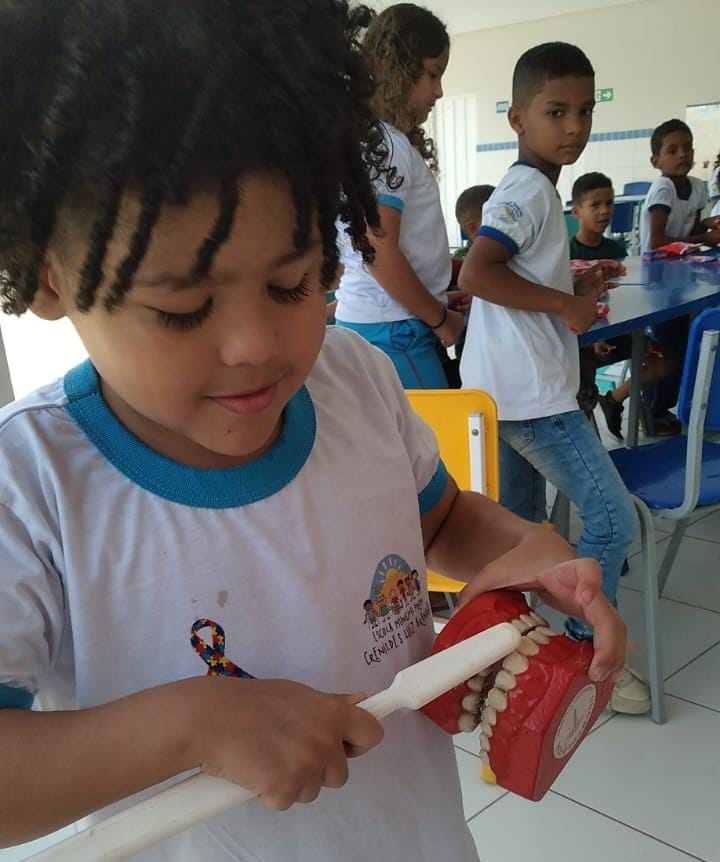 Juazeiro realiza Mobilização D da Saúde Bucal e distribui 8 mil kits de higiene para alunos da rede municipal