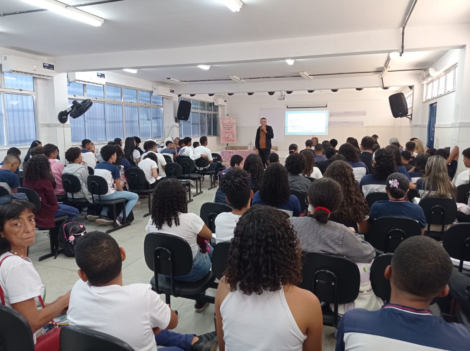 Estudantes da Escola Paulo VI participam do primeiro aulão preparatório para o Sabe e Saeb 2025