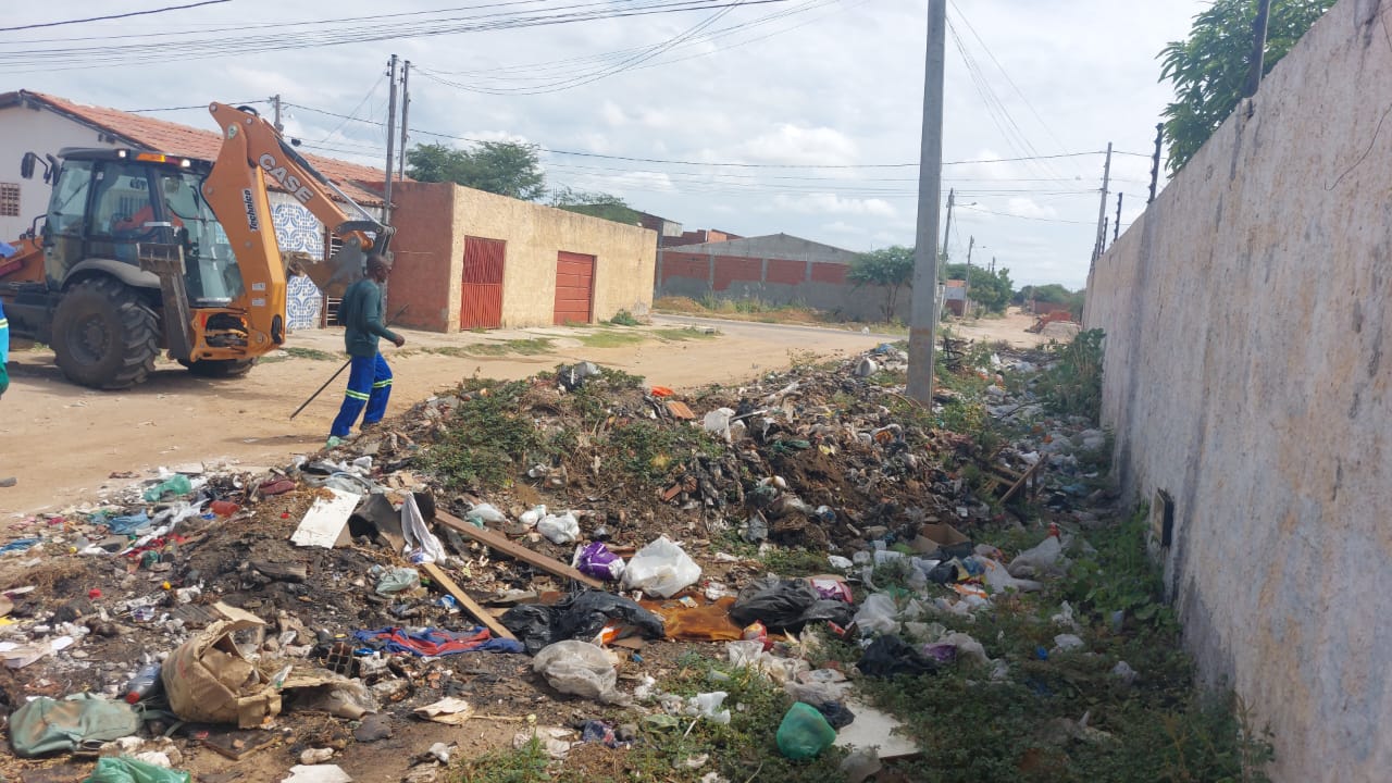 Equipe do SAAE descobre PV encoberto por entulho