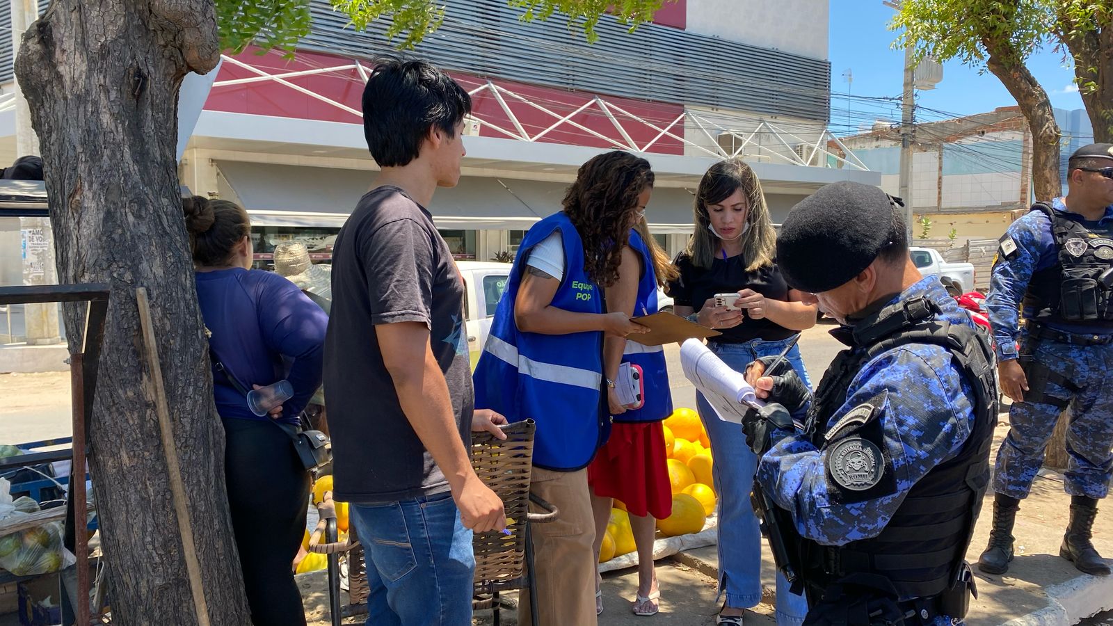 Acolhimento e Direcionamento: Equipes da Secretaria de Desenvolvimento Social auxiliam pessoas em situação de rua