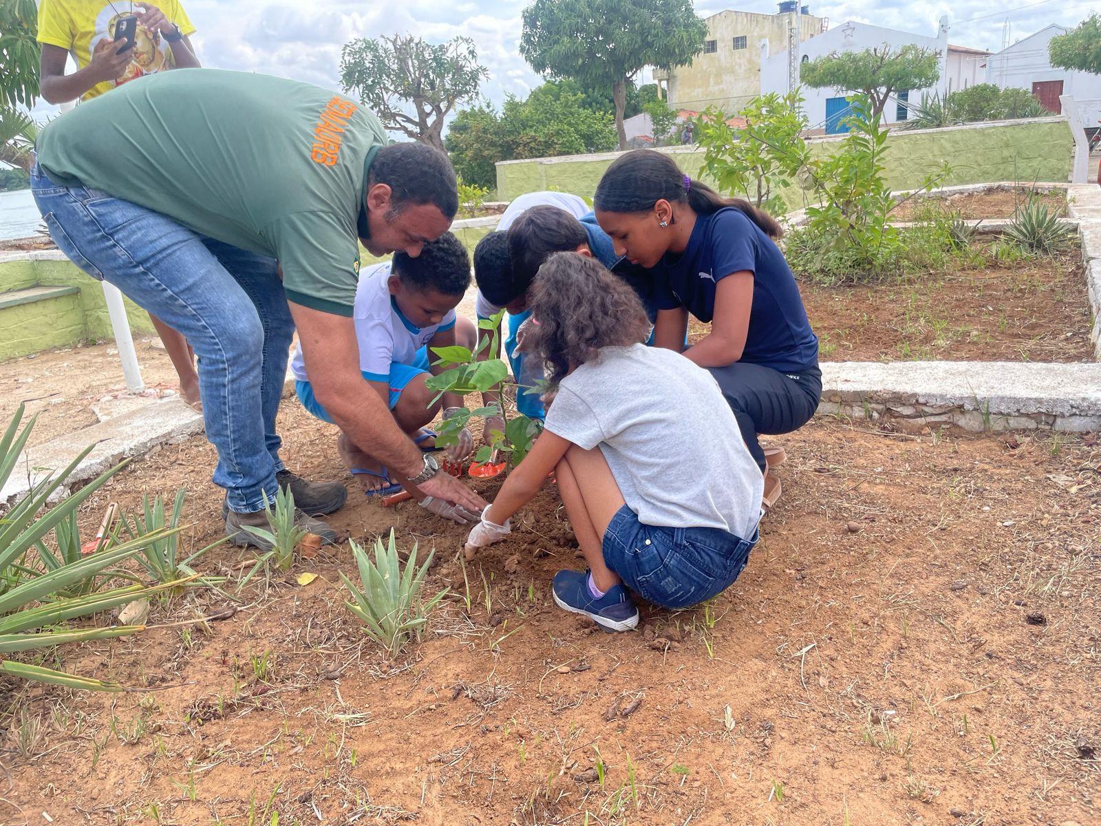 Estudantes fazem plantio de árvores nativas e participam de palestra sobre preservação no Rodeadouro