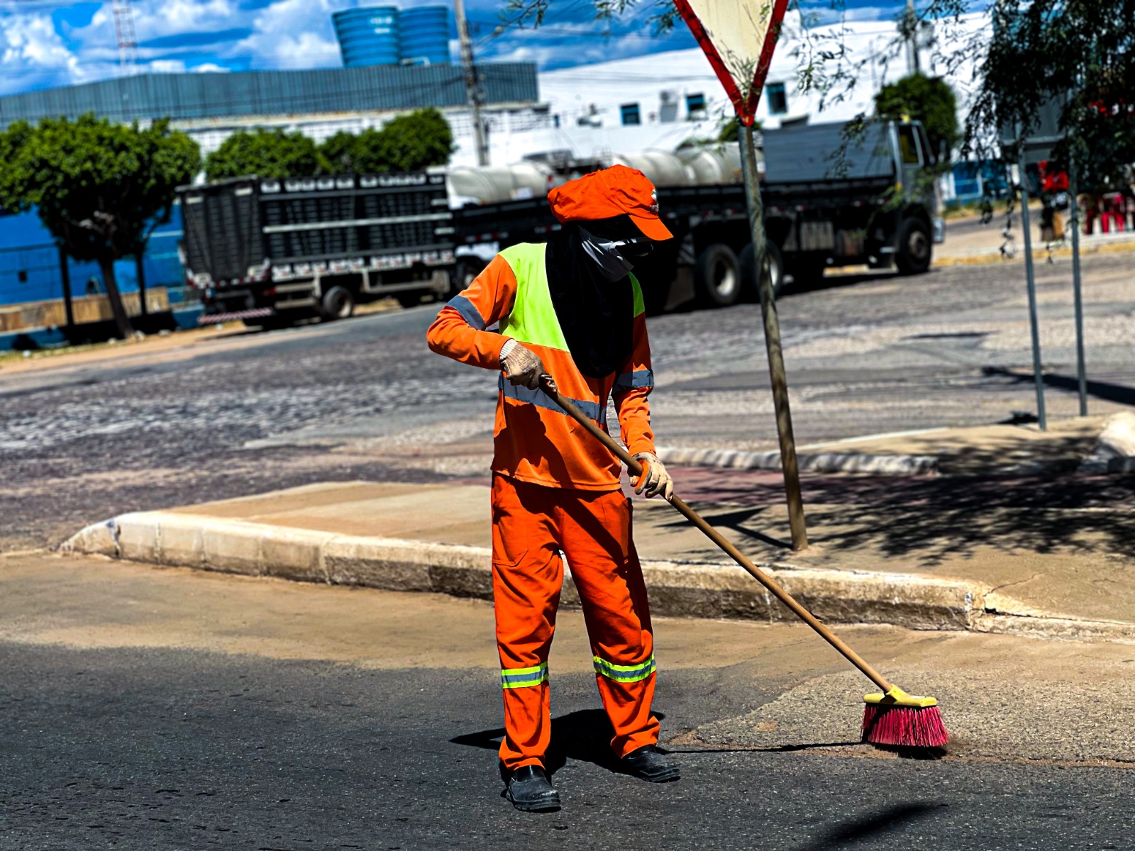 Com mais de 160 trabalhadores e 25 máquinas, “Programa Juazeiro Limpa” avança pela cidade