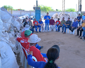 Prefeitura de Juazeiro realiza entrega de cestas básicas e reunião com catadores de recicláveis da cidade