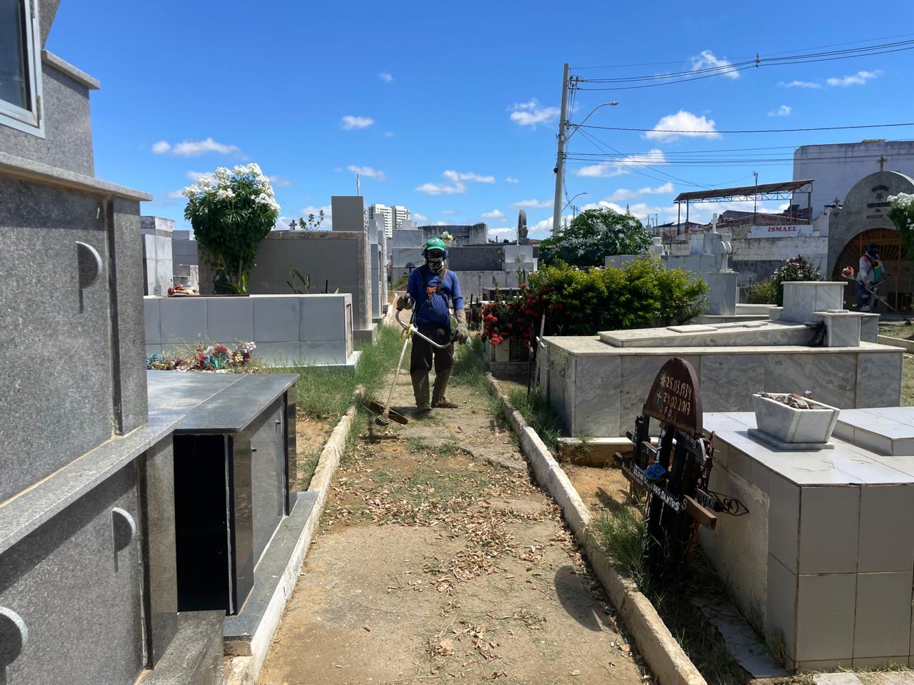 Semana Santa: Prefeitura de Juazeiro realiza mutirão de limpeza nos cemitérios municipais