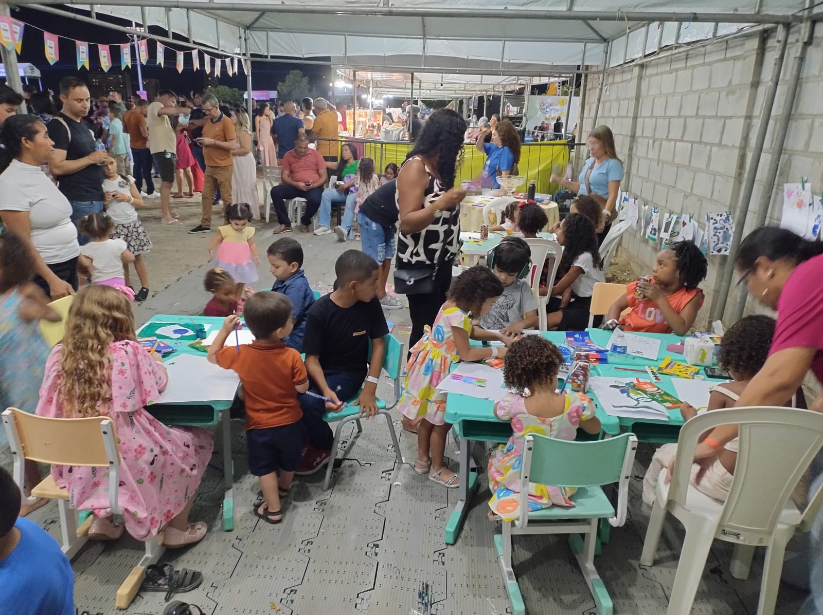 Tenda Kids da Sedes garante acolhimento e diversão para crianças durante o Festival Canta Bahia, realizado em Juazeiro