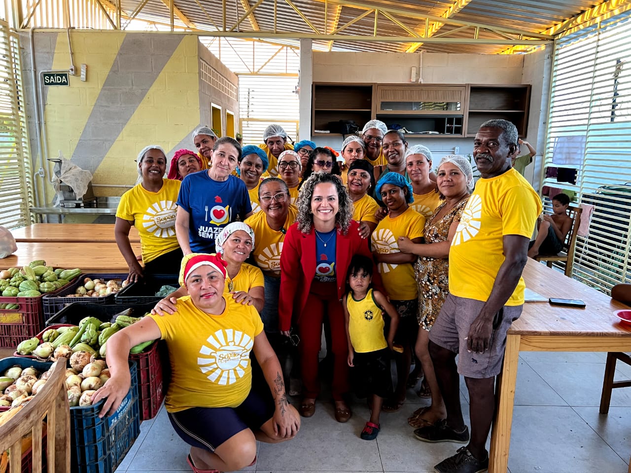 Programa Juazeiro Sem Fome entrega kits de alimentos arrecadados na Corrida Tiradentinhos para idosos do bairro Argemiro