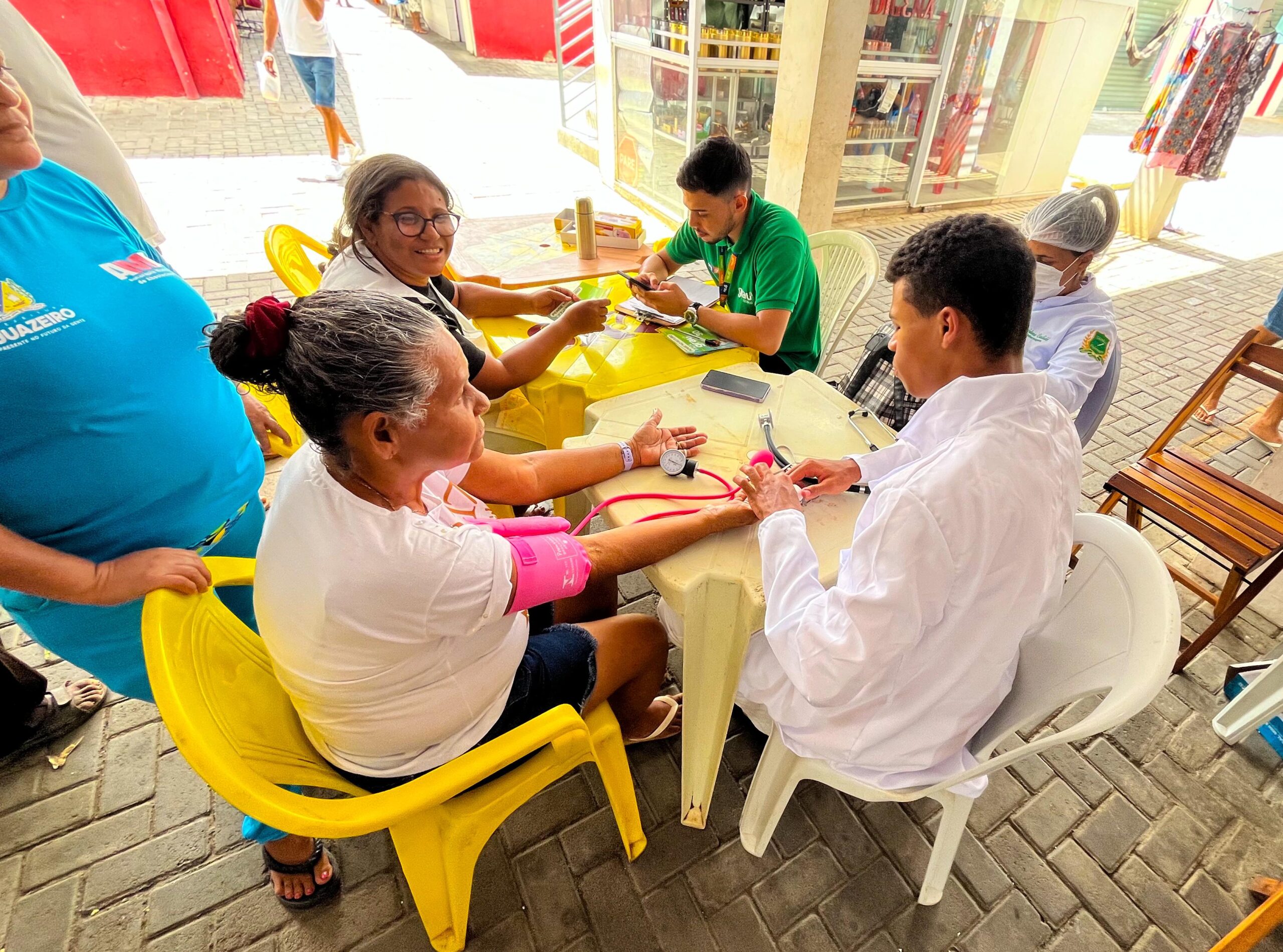AMA promove ação com exames e presentes para mulheres do Joca de Souza e Camelódromo Dois de Julho