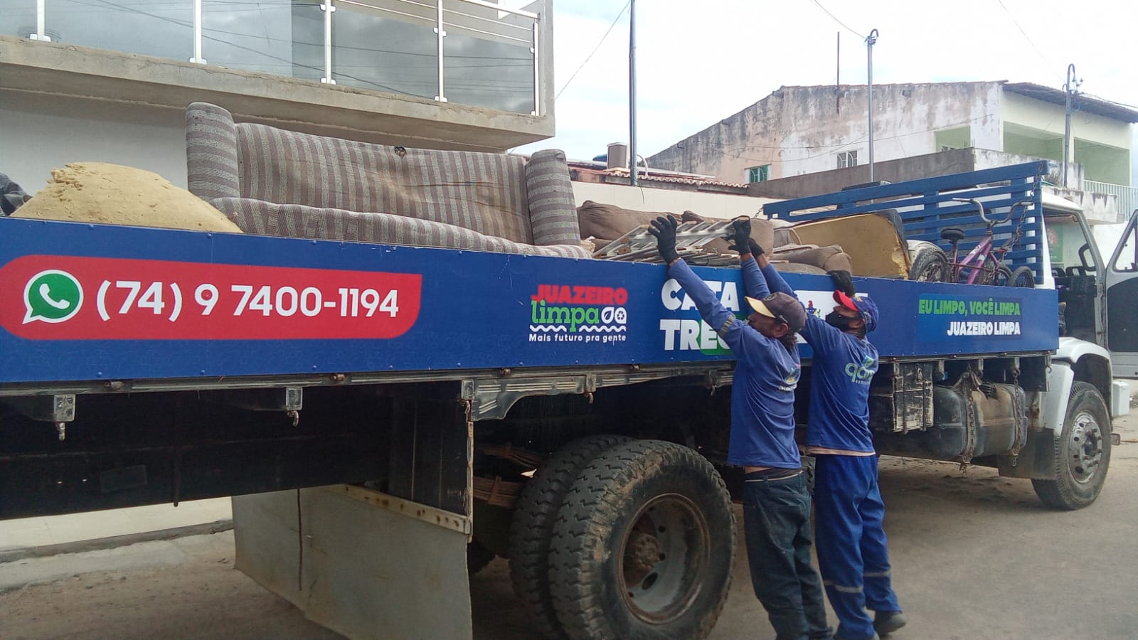 Cata Treco: Prefeitura recolhe sofás, pneus, geladeiras e até televisão em ação que combate descarte irregular e promove limpeza urbana em Juazeiro