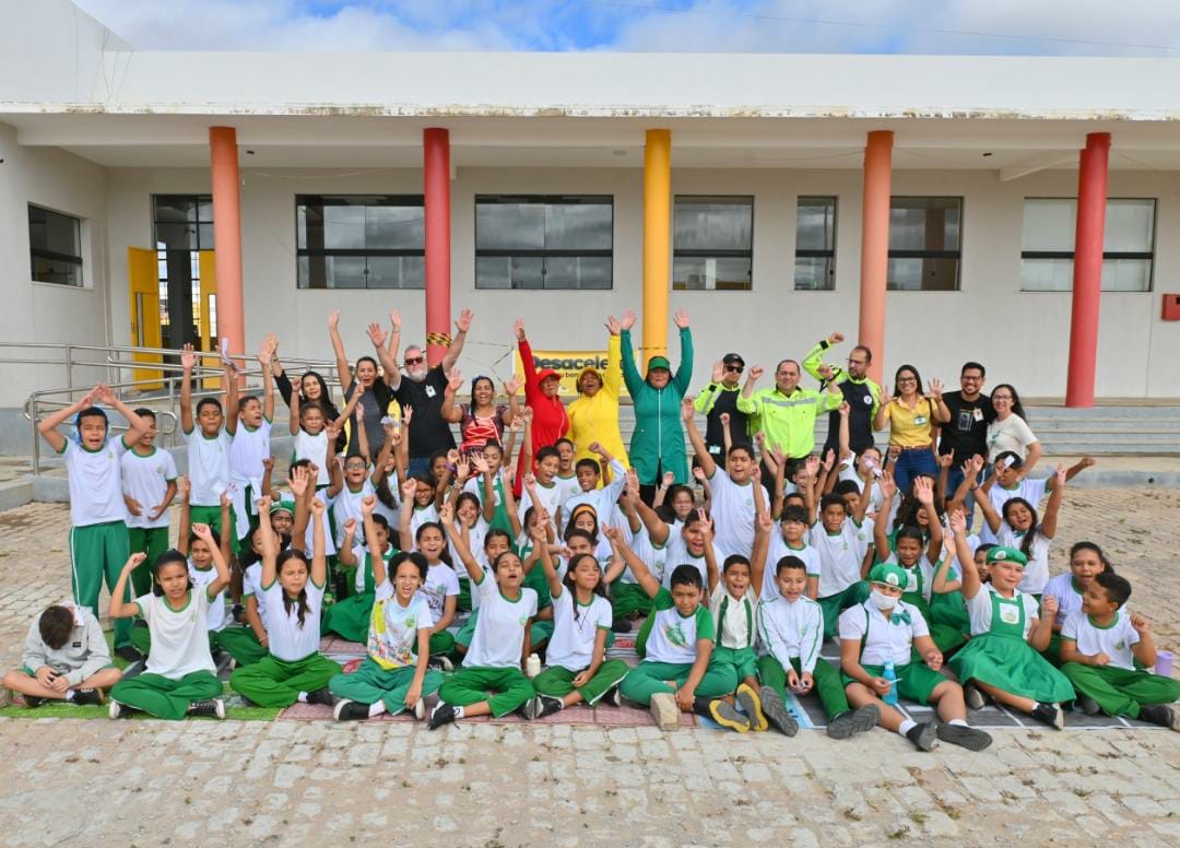 Prefeitura de Juazeiro realiza ação de educação para trânsito com estudantes da Escola Estação do Saber