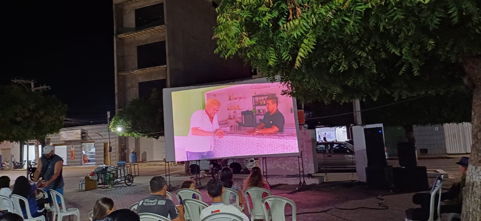 Prefeitura de Juazeiro leva cultura e emoção ao bairro João Paulo II com o projeto “Cinema na Praça”