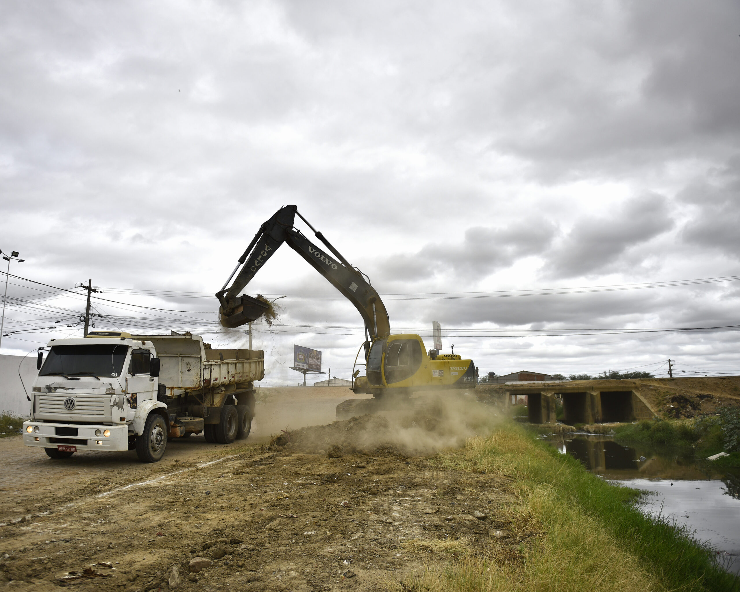 Programa Juazeiro Limpa já alcança 15 km de canais e reforça combate às muriçocas