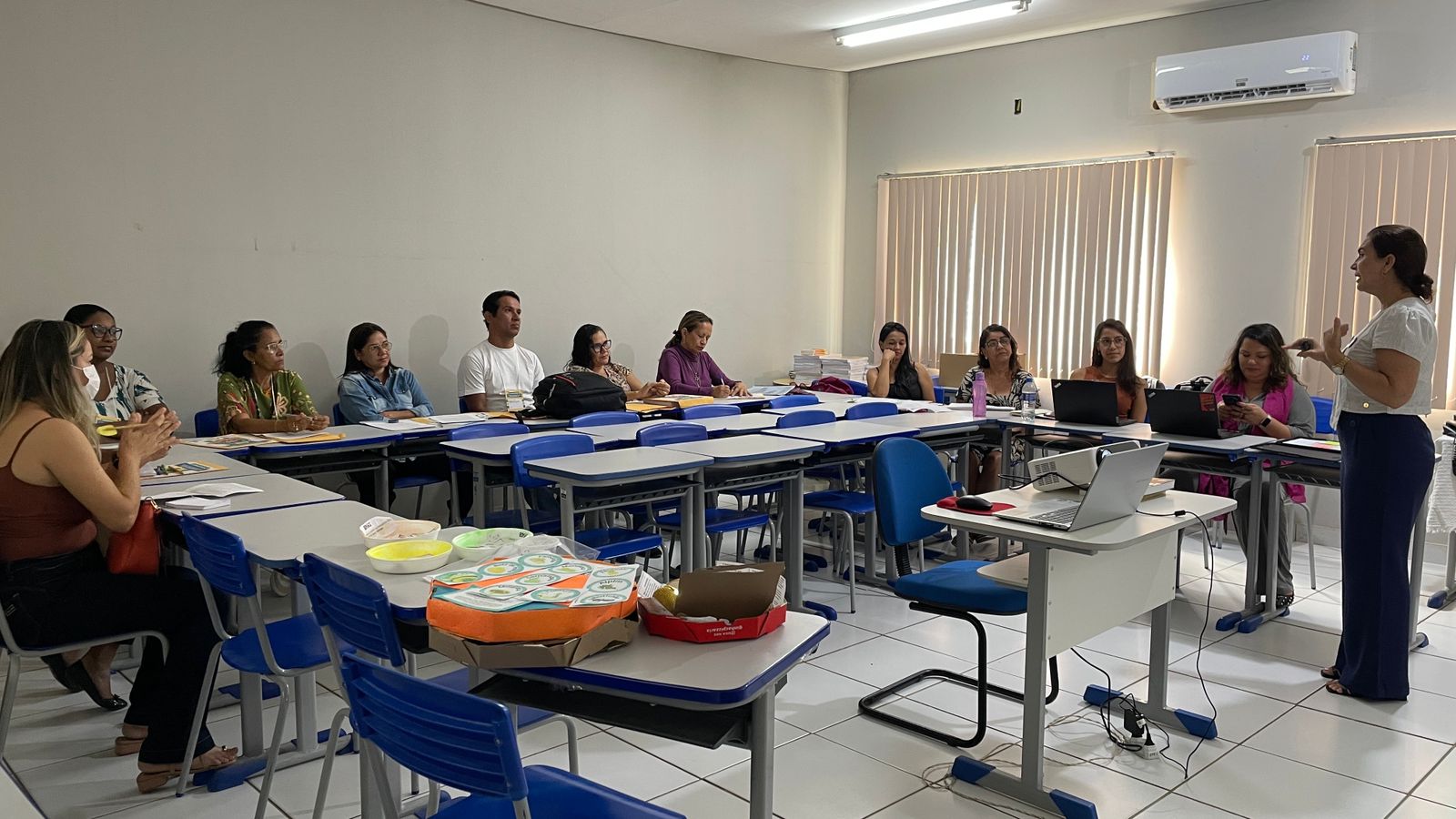 Secretaria de Educação promove formação para professores dos programas de correção de fluxo