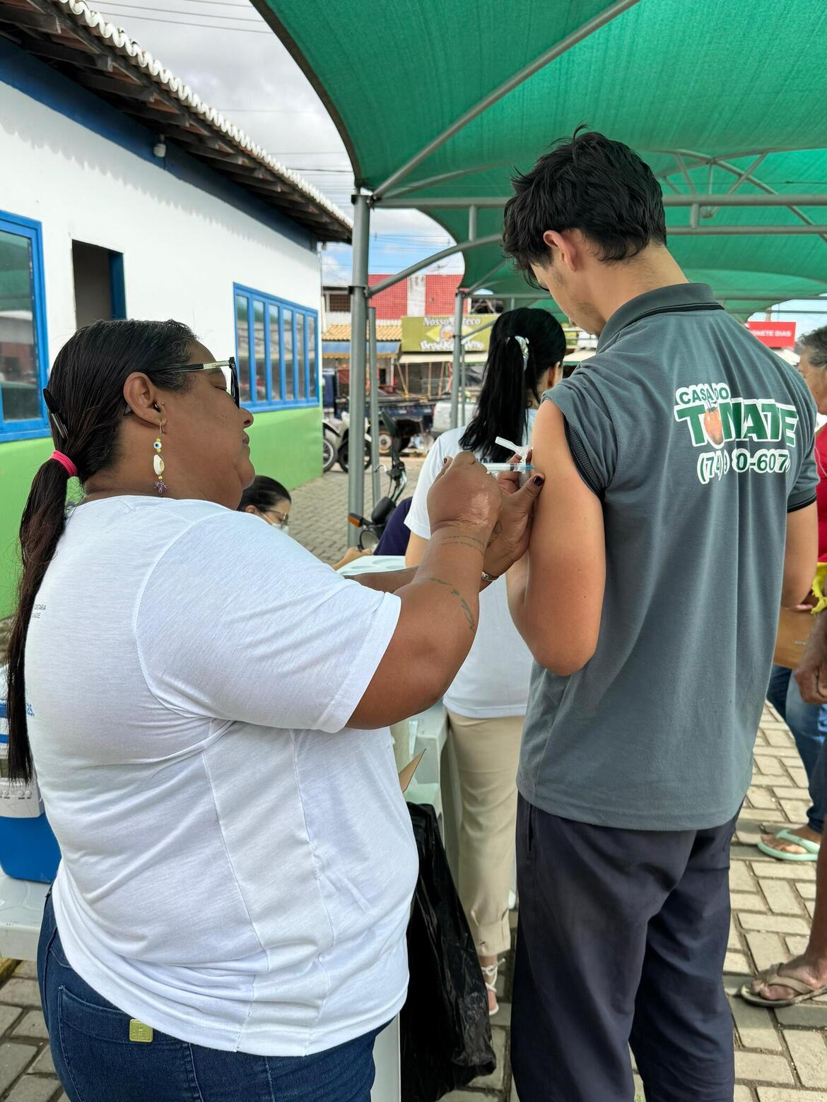 Secretaria de Saúde de Juazeiro realiza vacinação itinerante no Mercado do Produtor durante ação do Giro Zé Gotinha