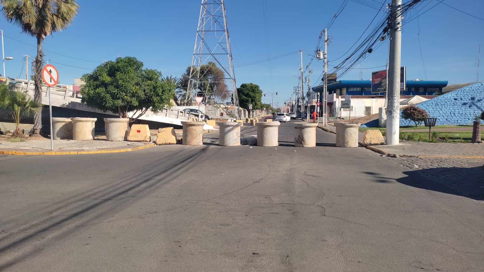AMTT informa interdição no início da Avenida Raul Alves na intersecção com a Orla II