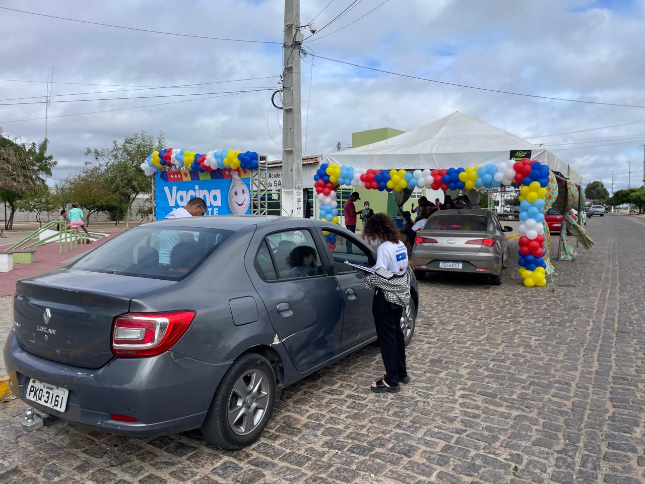 “Vacina é vida”, diz professora aposentada durante drive-thru da Prefeitura de Juazeiro, que imunizou mais de 500 pessoas hoje, na Orla II.
