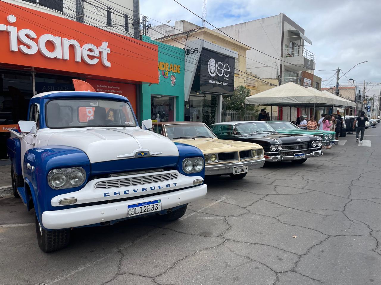 1º Encontro de Carros Antigos movimenta Rua da 28 em Juazeiro com cultura e história