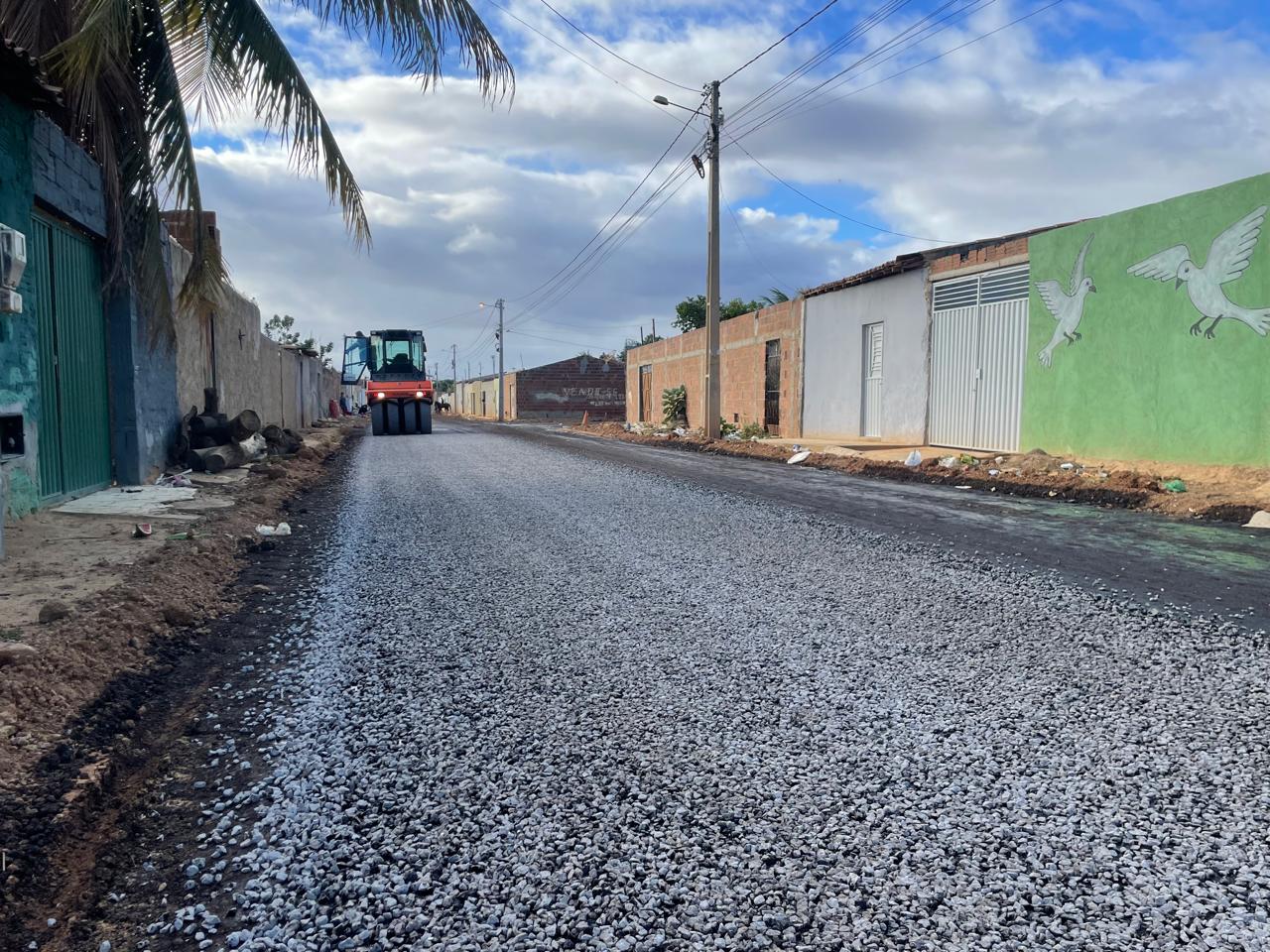 Prefeitura de Juazeiro inicia aplicação de revestimento asfáltico em TSD nas ruas Ebenézer e Quadra 25, no bairro João Paulo II