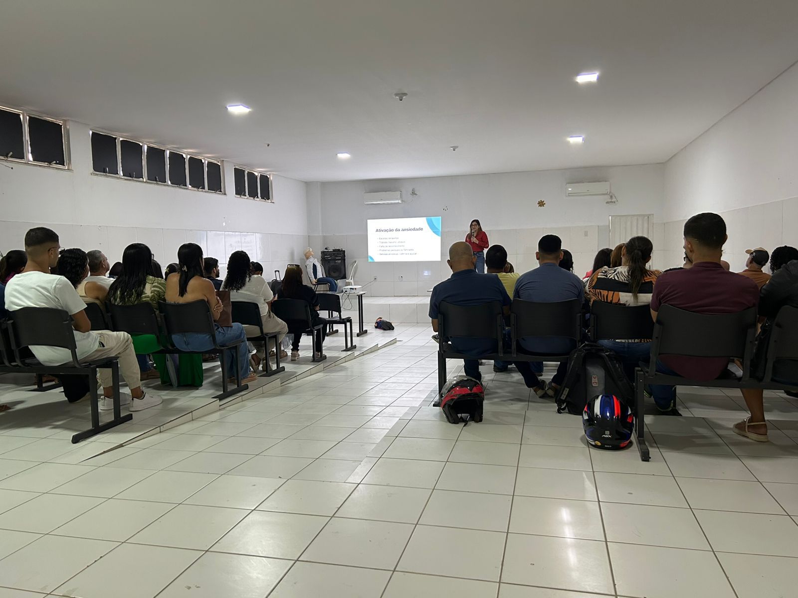 Monitores e motoristas do transporte escolar de Juazeiro participam de formação sobre saúde mental e primeiros socorros