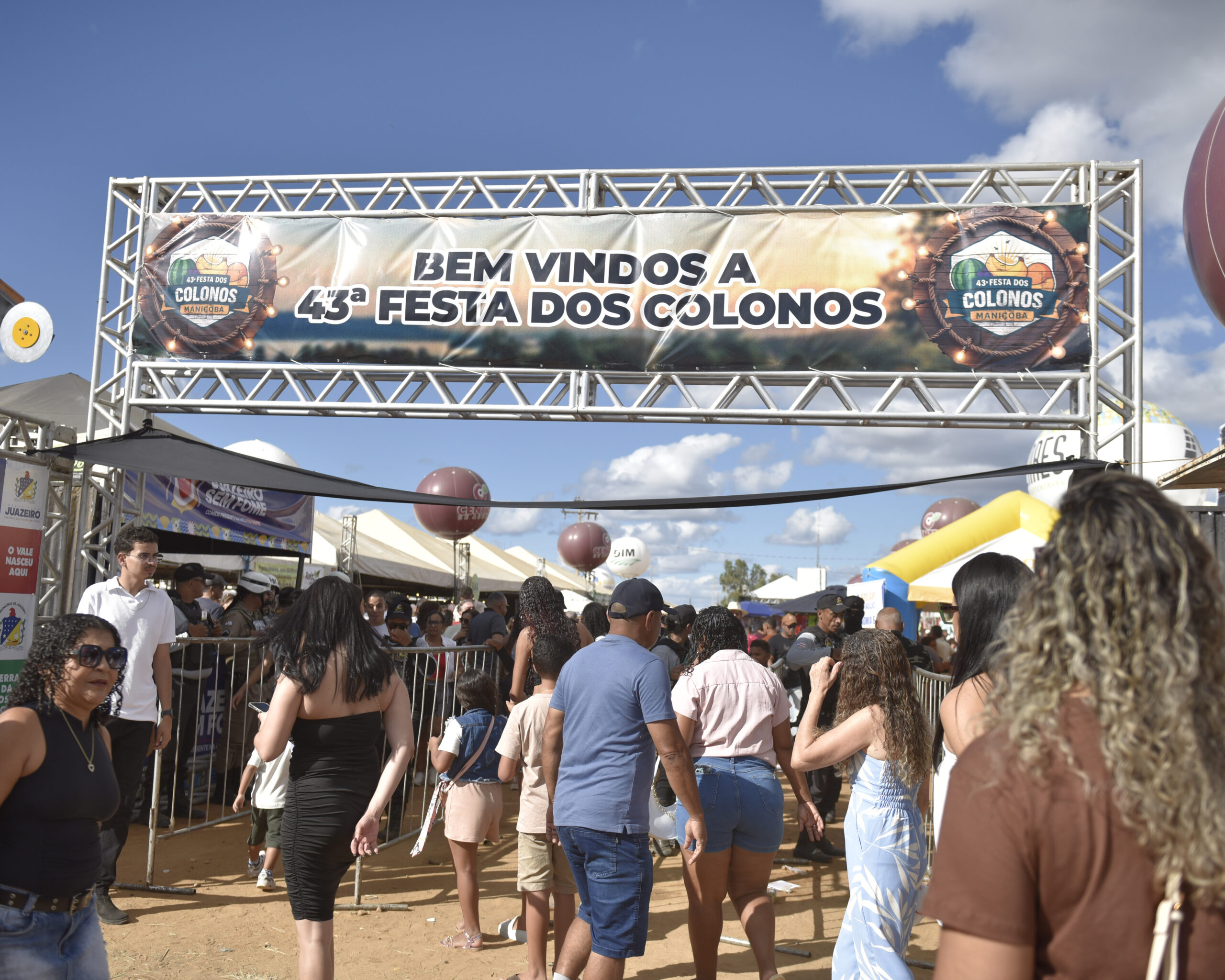 Moradores de Maniçoba ganham ambulâncias, viaturas e motos durante a tradicional Festa dos Colonos