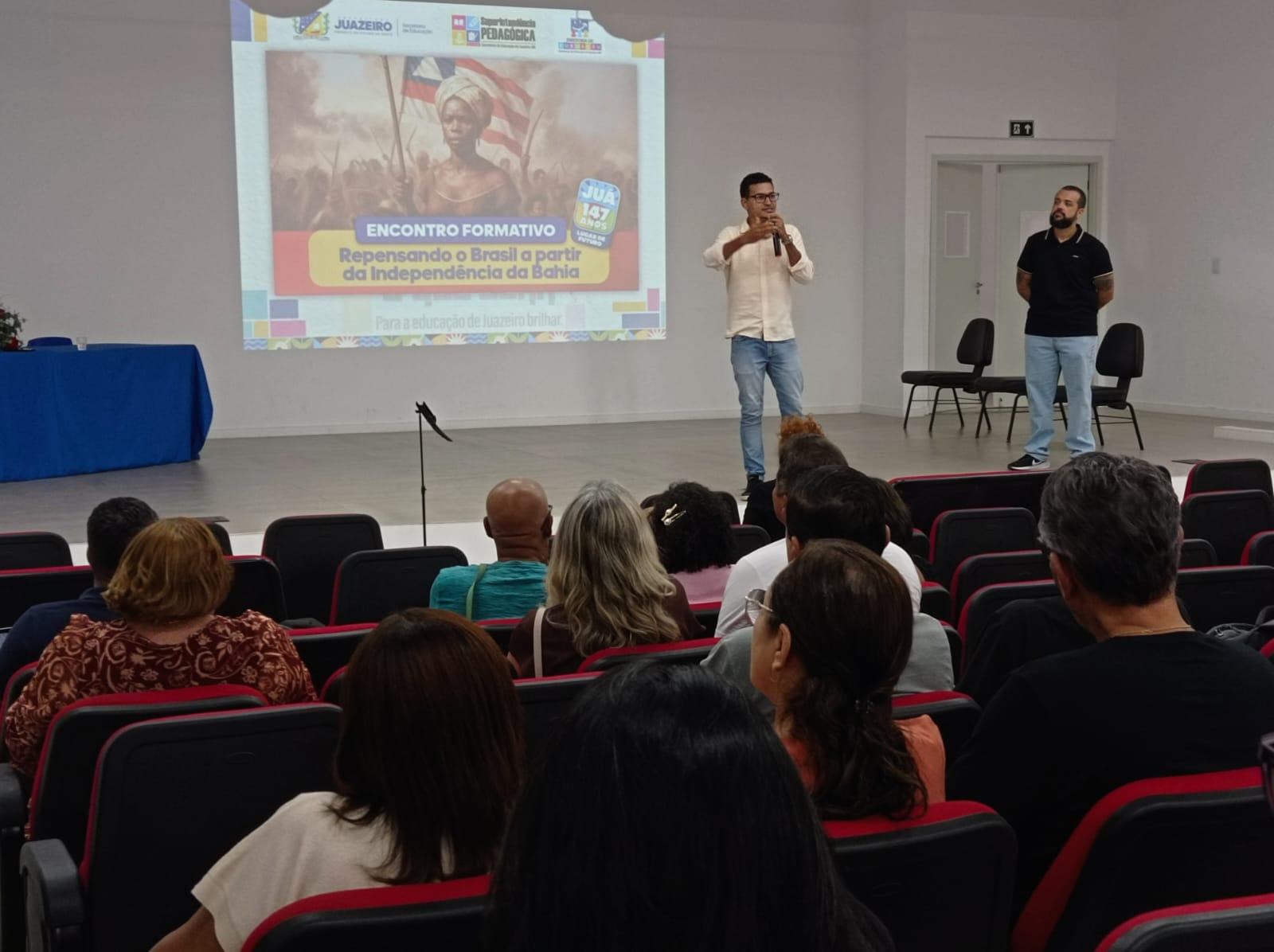 Professores da rede municipal de ensino participam de formação com foco em Ciências Humanas