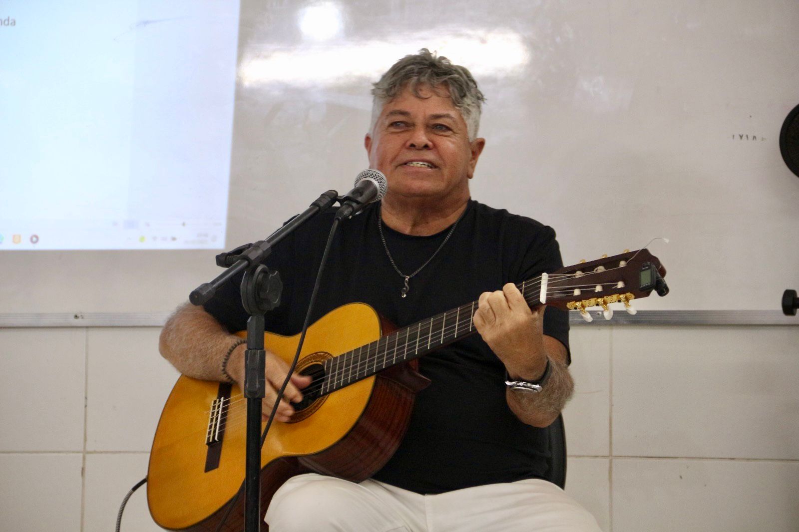 Juá Literária: Mauriçola leva o projeto “Juazeiro por Juazeiro” ao Colégio Caic