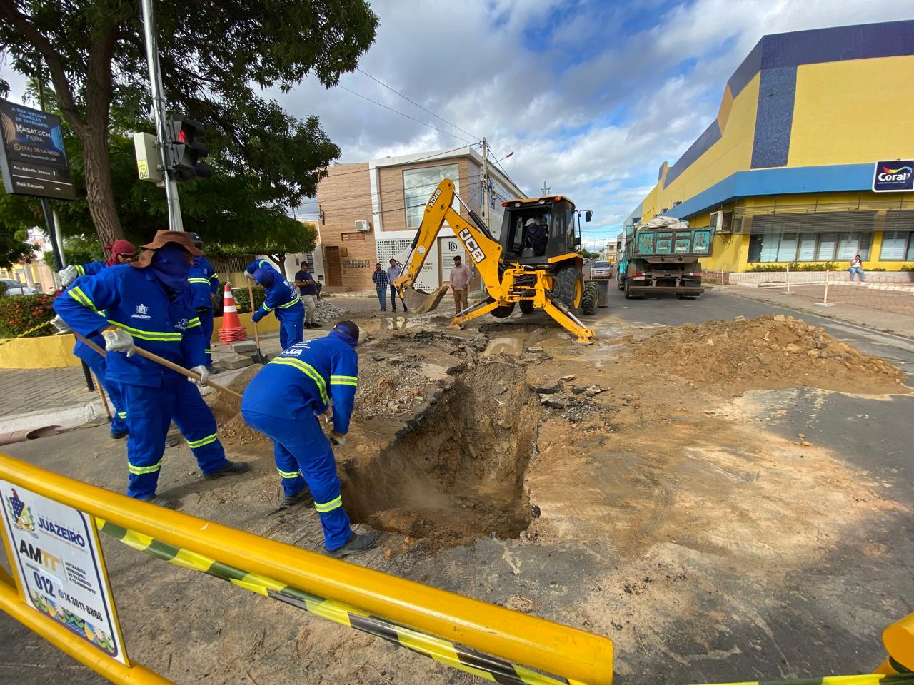 Prefeitura de Juazeiro realiza manutenção na Avenida Adolfo Viana para requalificação de drenagem e pavimentação