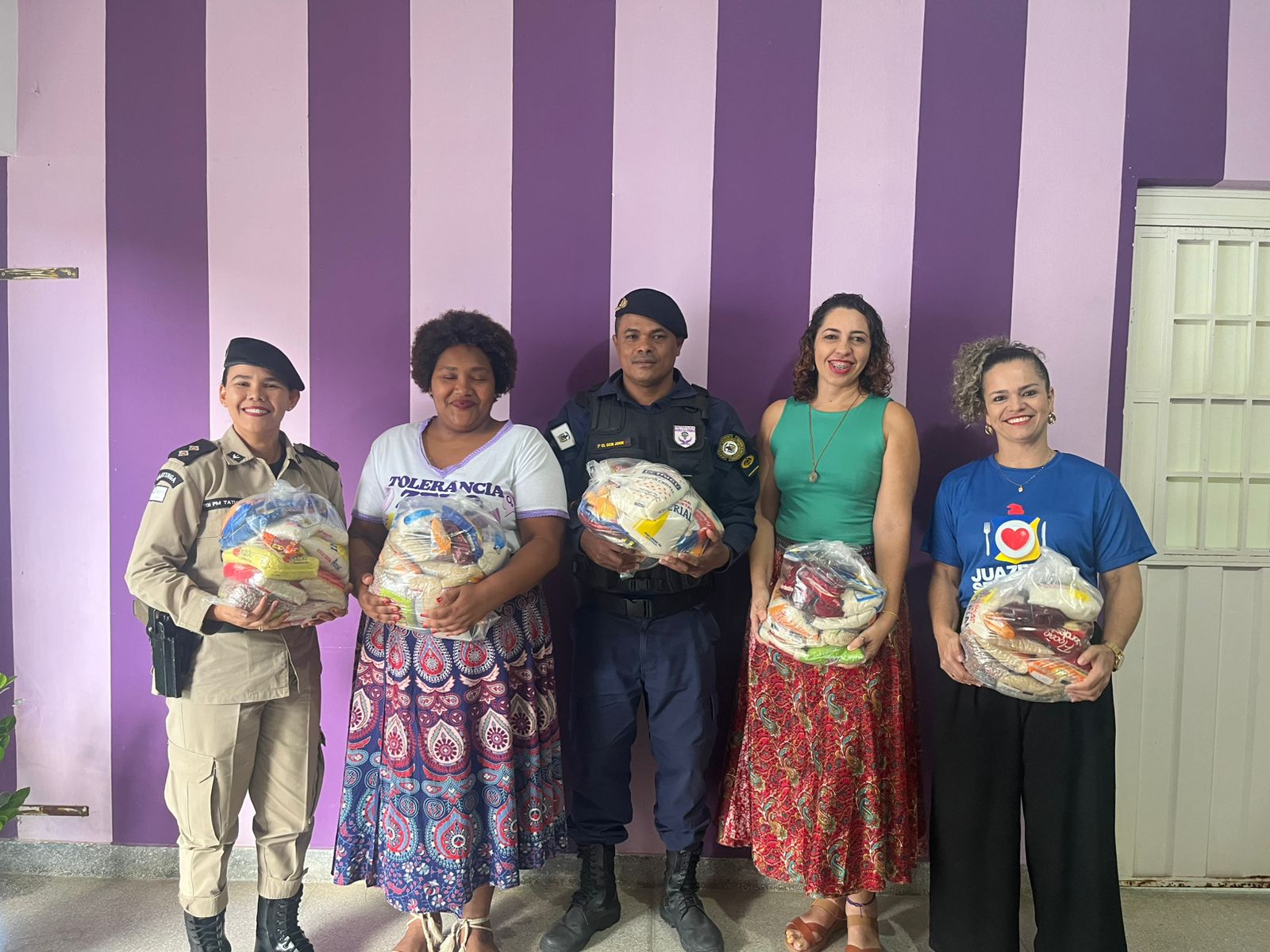 Juazeiro Sem Fome realiza a entrega simbólica de mais de 100 kits alimentares e amplia parcerias com mais arrecadações