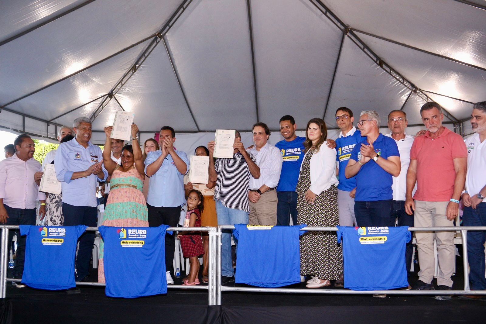 Juazeiro 147 anos: Famílias do Palmares II recebem títulos de propriedade e Governo anuncia regularização do Distrito Industrial