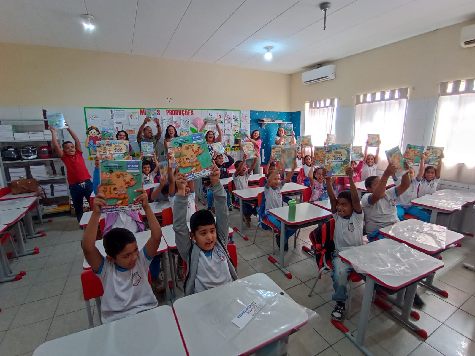 Prefeitura de Juazeiro e Estado da Bahia entregam livros de apoio do Compromisso Nacional Criança Alfabetizada
