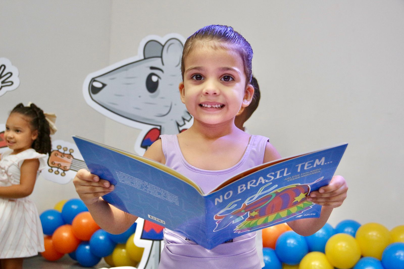 Estudantes da EMEI Maria Suely Medrado recebem kits de livros do Juá Literária