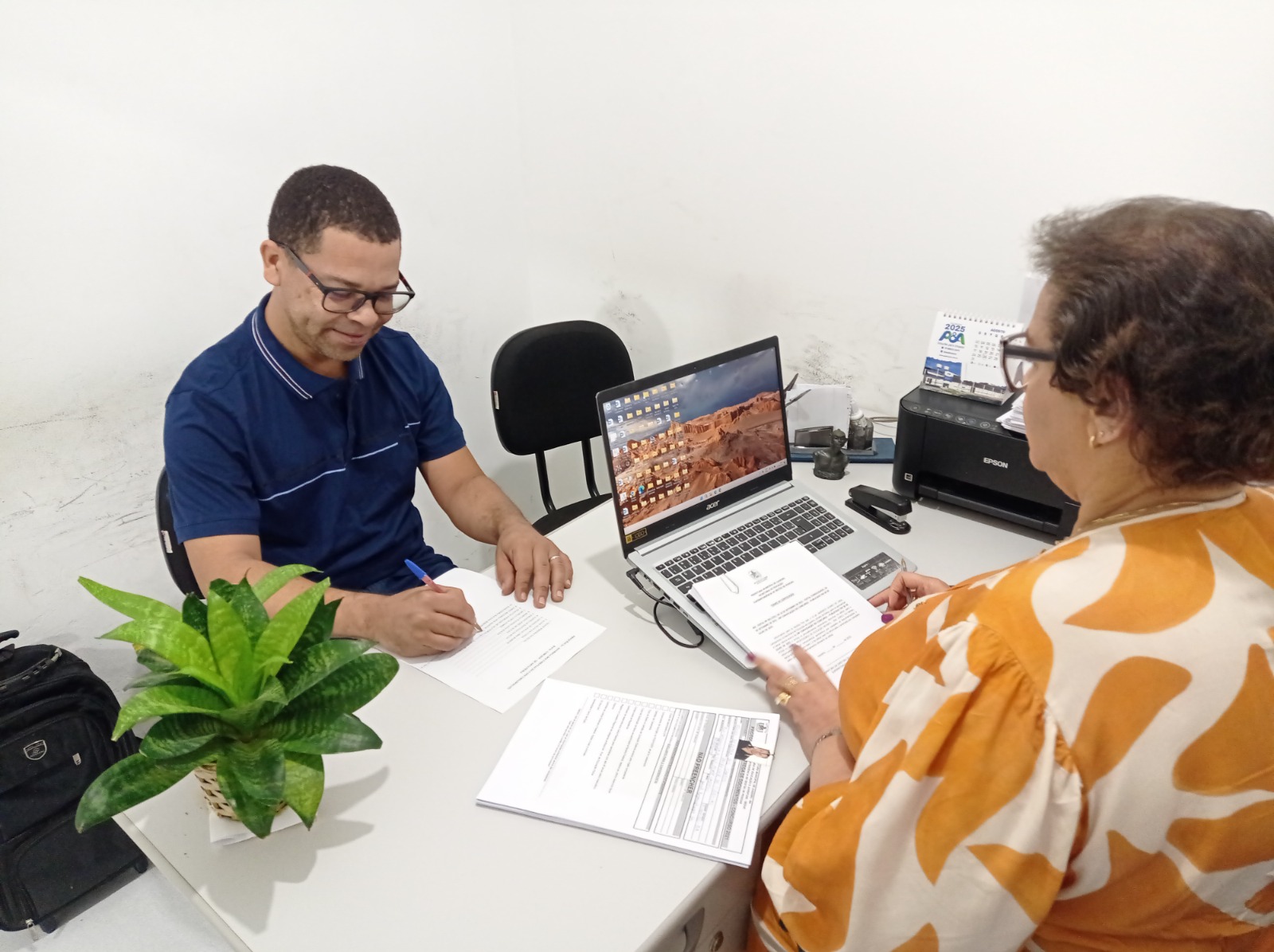 Secretaria de Educação de Juazeiro recebe documentação de professores aprovados em concurso público