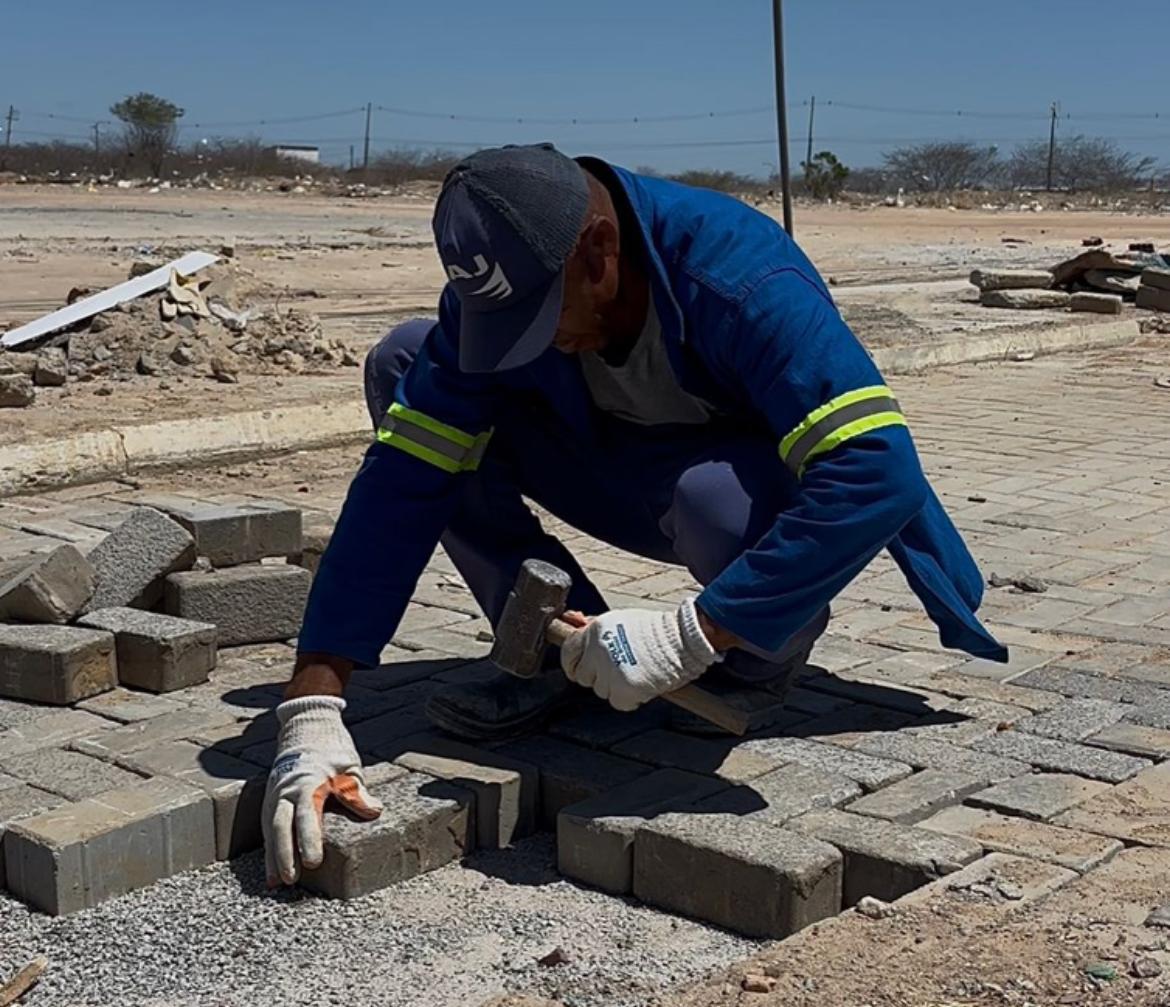 Prefeitura de Juazeiro realiza recuperação de pavimentação em bloco intertravado no Residencial Dr. Humberto Pereira