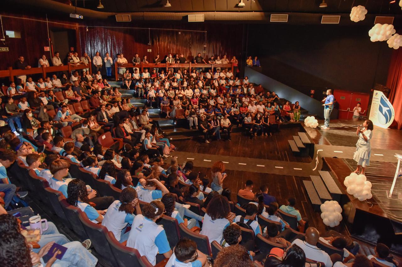 Juazeiro pelo Mundo: Estudantes da rede municipal ganham passaporte para o conhecimento com lançamento de programa de intercâmbio