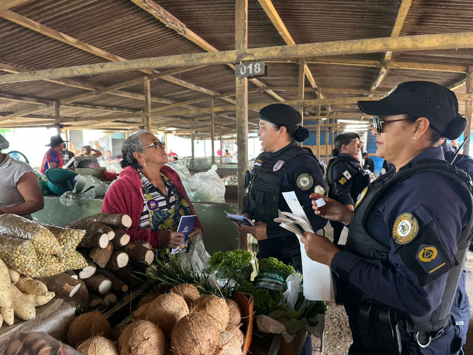 Agosto Lilás: Patrulha Maria da Penha de Juazeiro realiza ação de enfrentamento à violência contra a mulher no Mercado Produtor