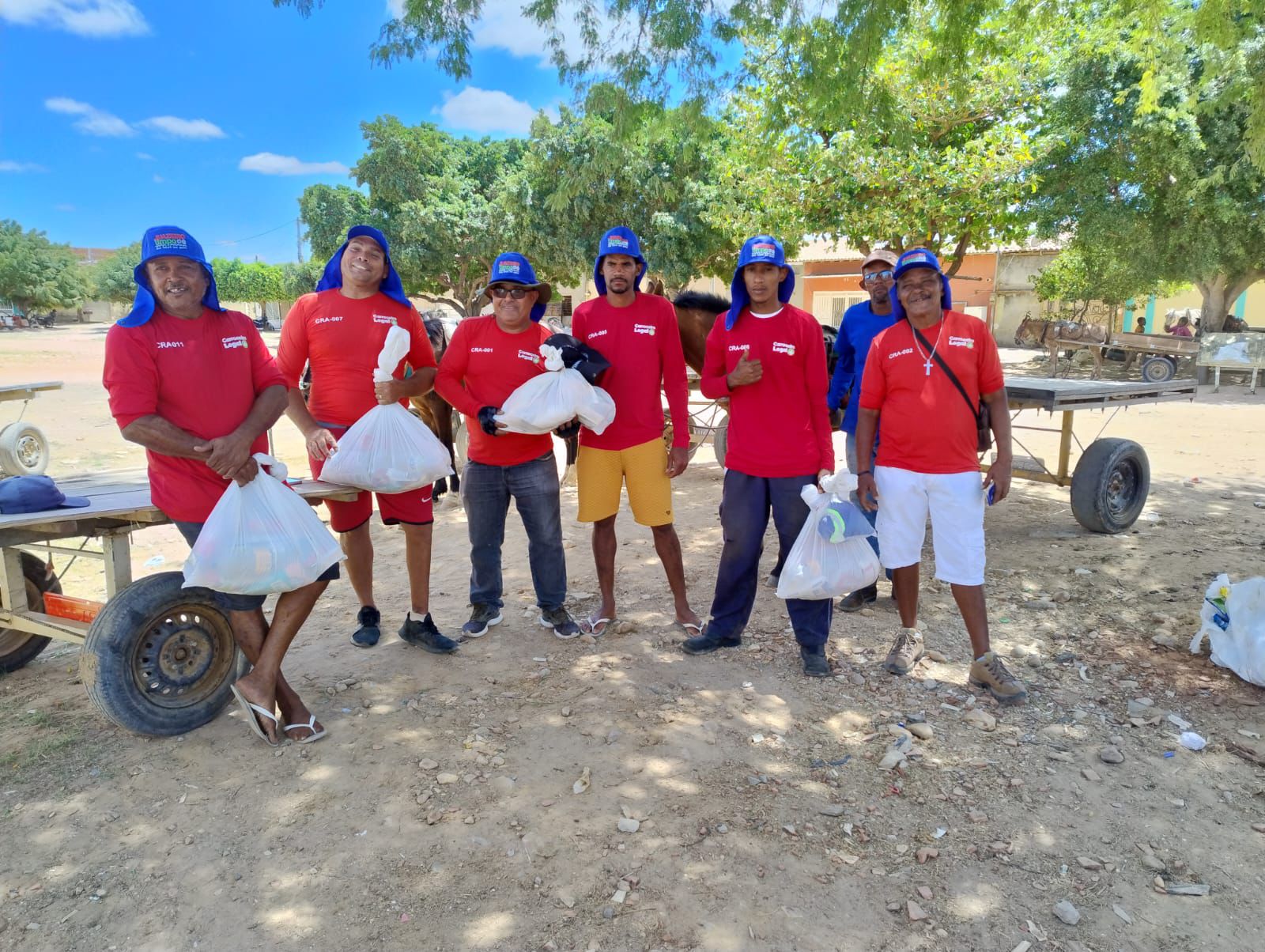 Prefeitura de Juazeiro entrega mais de 30 kits alimentares para carroceiros em parceria com o programa Juazeiro Sem Fome