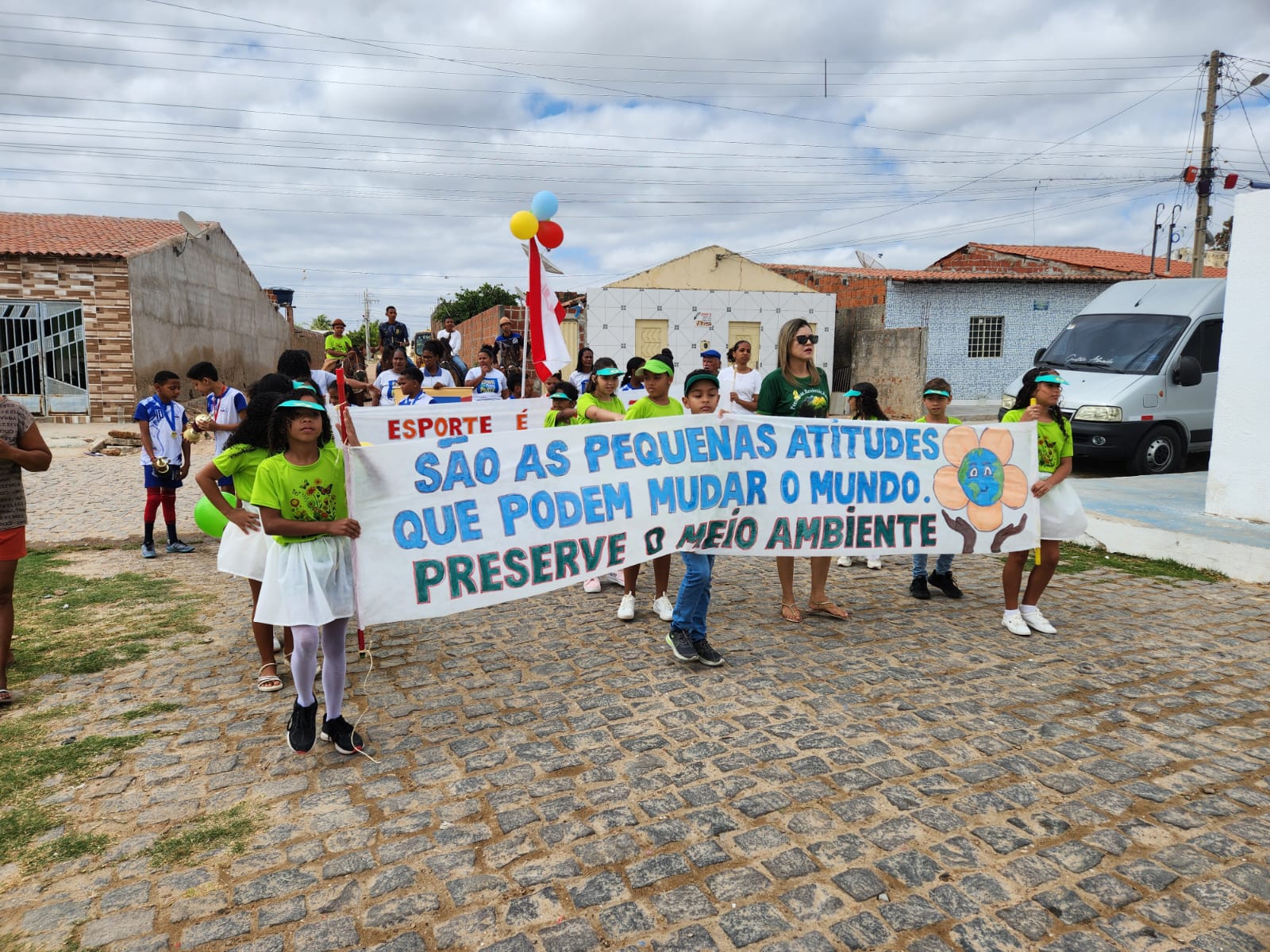 Desfile cívico no Rodeadouro une educação e cuidado com o meio ambiente