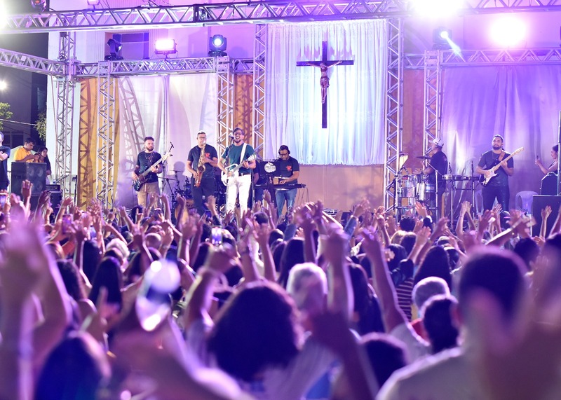 Festival “Canta Juazeiro com Maria” estreia reunindo 40 mil pessoas em frente à catedral de Juazeiro
