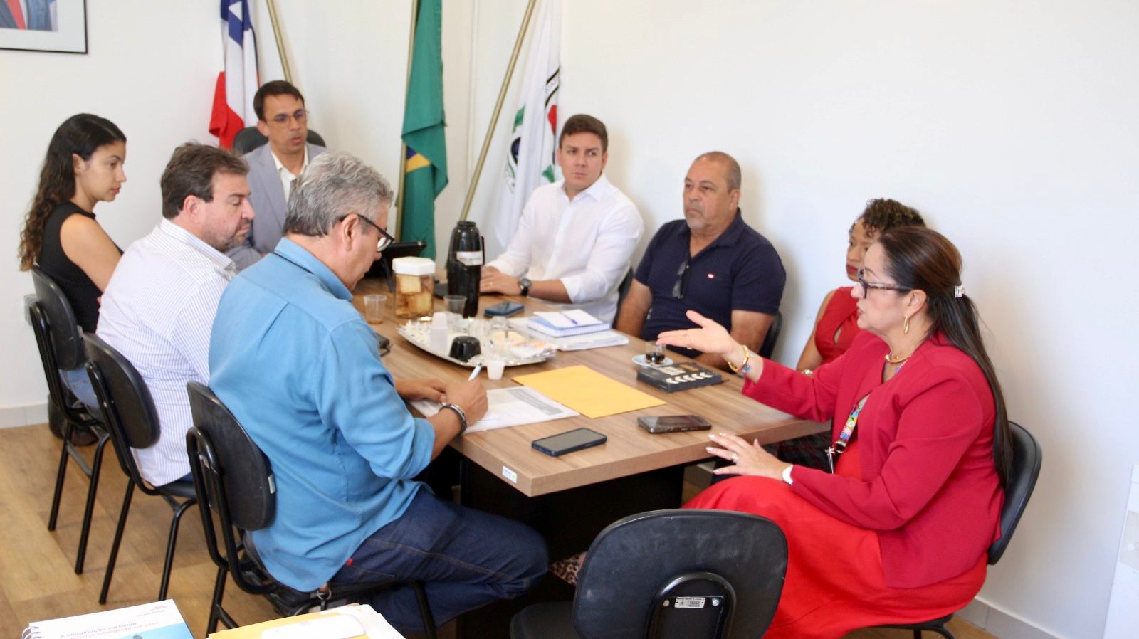 Prefeitura de Juazeiro realiza reunião de ajuste de transição do serviço de transporte público no município.