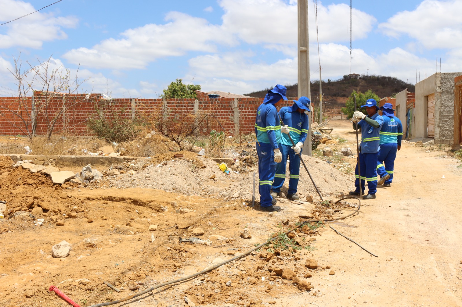 Equipes do SAAE retiram mais de cinco mil metros de mangueiras em ligações clandestinas nas proximidades do Residencial Praia do Rodeadouro